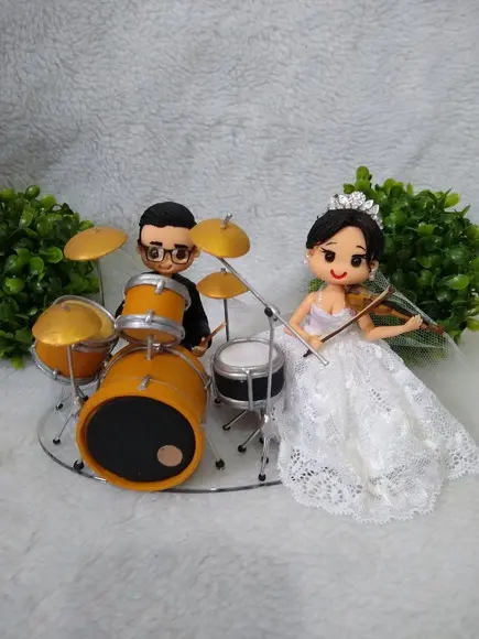 Topo de casamento baterista e violinista