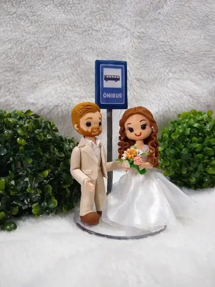 Topo de casamento casal no ponto de ônibus