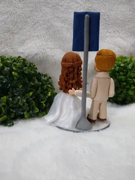 Topo de casamento casal no ponto de ônibus