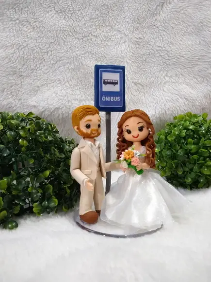Topo de casamento casal no ponto de ônibus