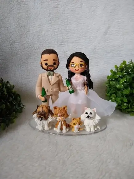topo de casamento com 4 pets e bebida
