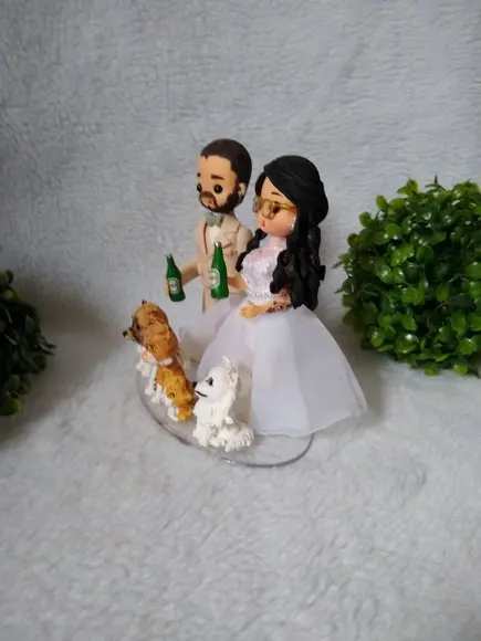 topo de casamento com 4 pets e bebida