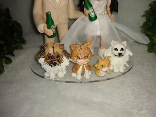 topo de casamento com 4 pets e bebida