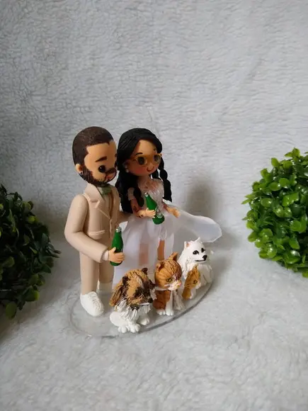 topo de casamento com 4 pets e bebida