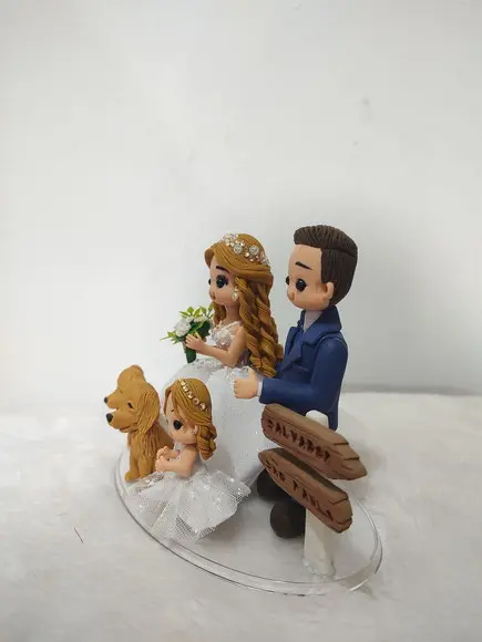 Topo de Casamento com Filho Pequeno e 2 Pet e Objeto