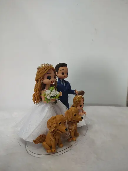 Topo de Casamento com Filho Pequeno e 2 Pet e Objeto