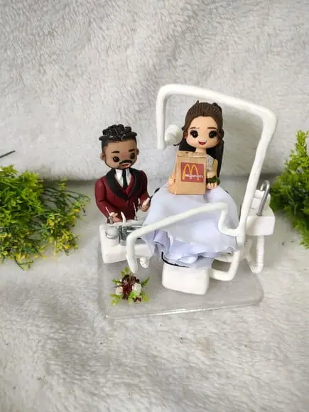 Topo de Casamento Noivo Dentista e Objetos