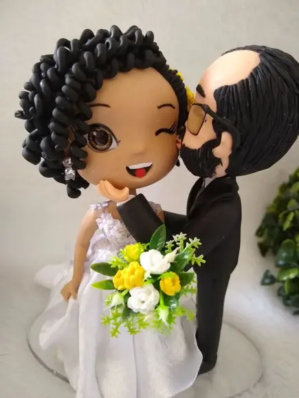Topo de Casamento Noivo Beijando a Noiva