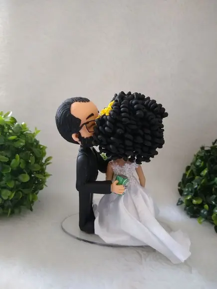 Topo de Casamento Noivo Beijando a Noiva