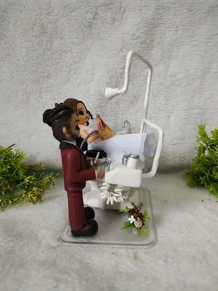 Topo de Casamento Noivo Dentista e Objetos