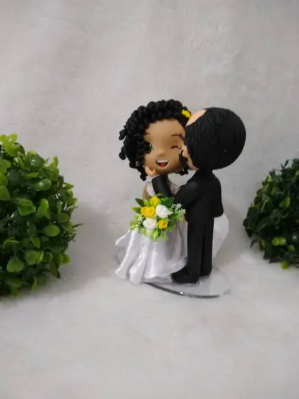 Topo de Casamento Noivo Beijando a Noiva