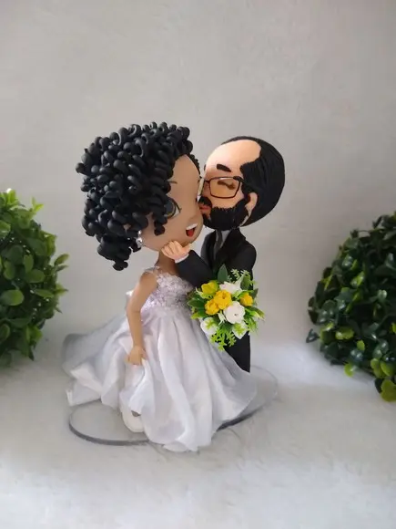 Topo de Casamento Noivo Beijando a Noiva