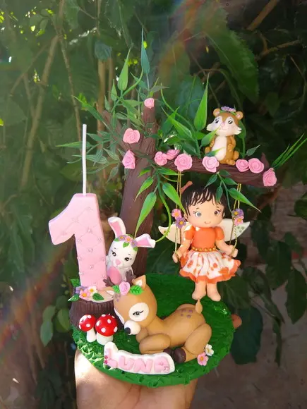Topo menina no bosque