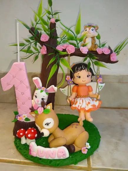 Topo menina no bosque