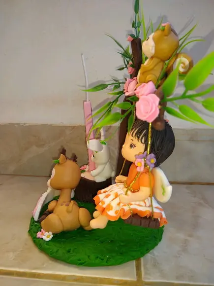 Topo menina no bosque