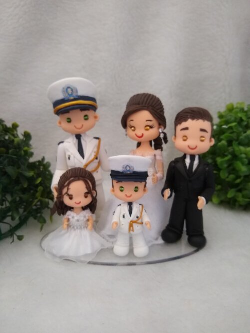 topo de casamento casal com 3 filhos noivo polical