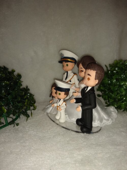 topo de casamento casal com 3 filhos noivo polical