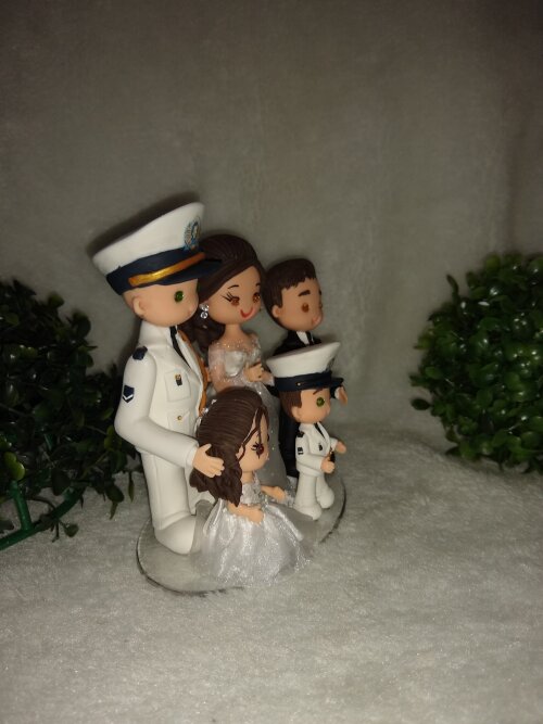 topo de casamento casal com 3 filhos noivo polical