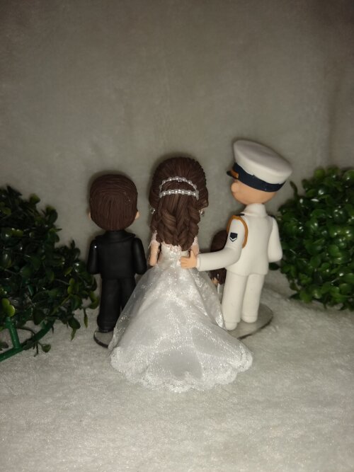 topo de casamento casal com 3 filhos noivo polical