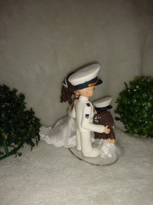 topo de casamento casal com 3 filhos noivo polical