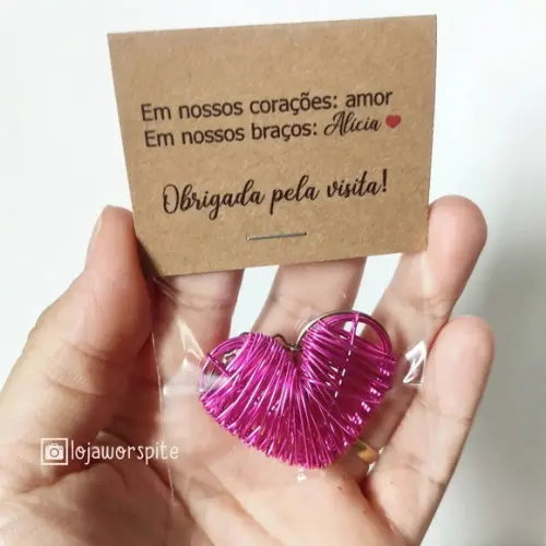 Lembrancinha Nascimento Chaveiro Coração Arame no Saquinho