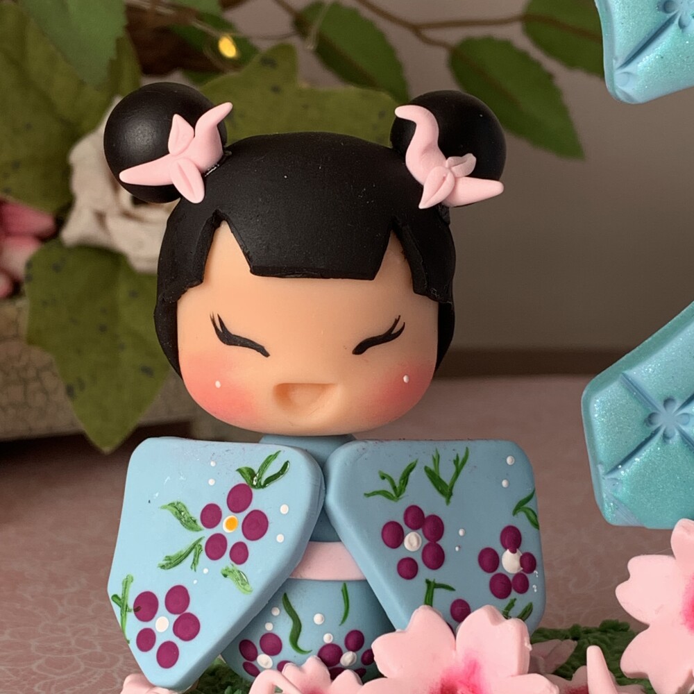 Topo de Bolo kokeshi com Tsurus Personalizado em Biscuit