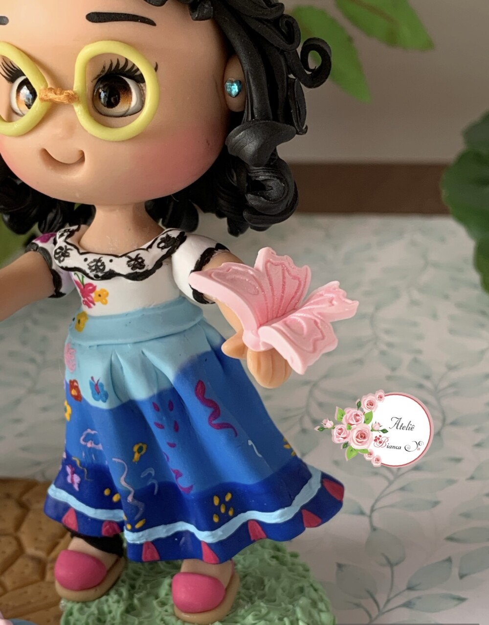Topo de Bolo Mirabel Madrigal em Biscuit Encanto Personalizado