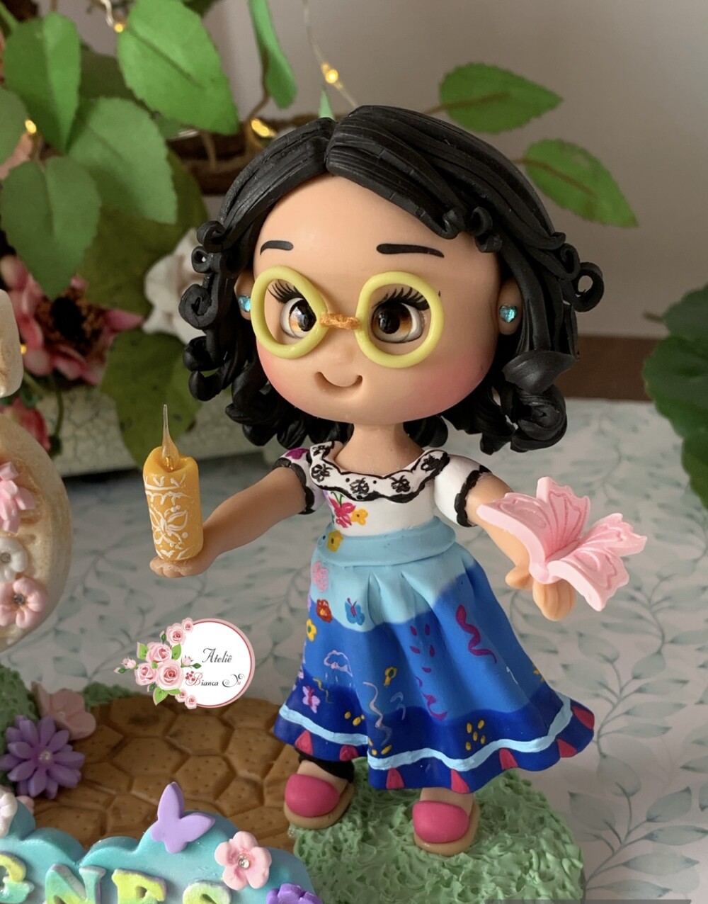 Topo de Bolo Mirabel Madrigal em Biscuit Encanto Personalizado