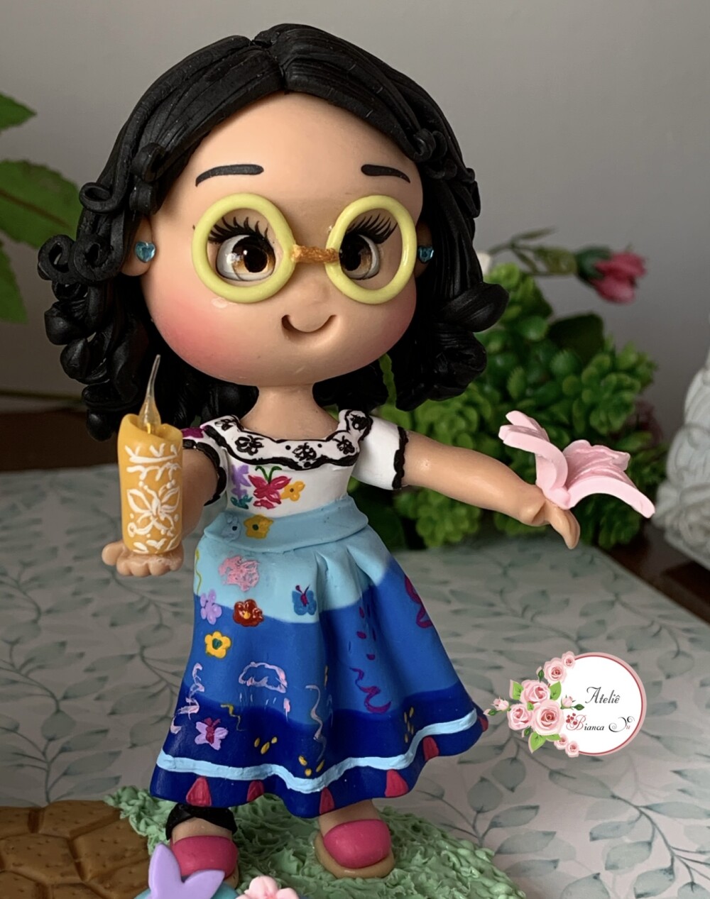 Topo de Bolo Mirabel Madrigal em Biscuit Encanto Personalizado