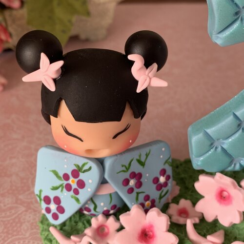 Topo de Bolo kokeshi com Tsurus Personalizado em Biscuit