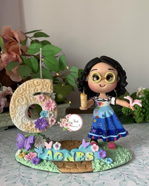 Topo de Bolo Mirabel Madrigal em Biscuit Encanto Personalizado