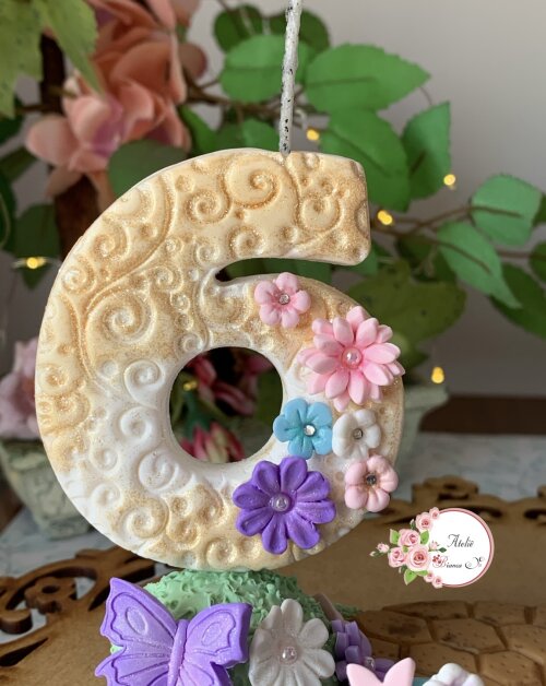 Topo de Bolo Mirabel Madrigal em Biscuit Encanto Personalizado