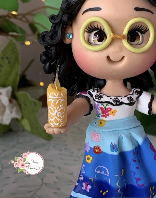 Topo de Bolo Mirabel Madrigal em Biscuit Encanto Personalizado