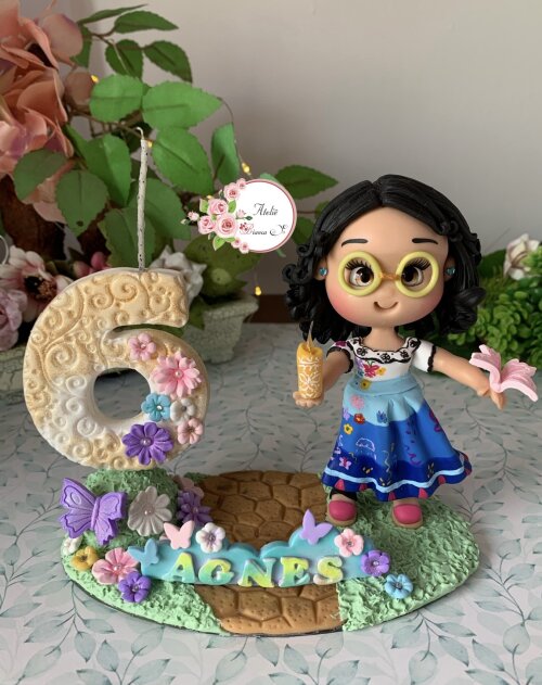 Topo de Bolo Mirabel Madrigal em Biscuit Encanto Personalizado