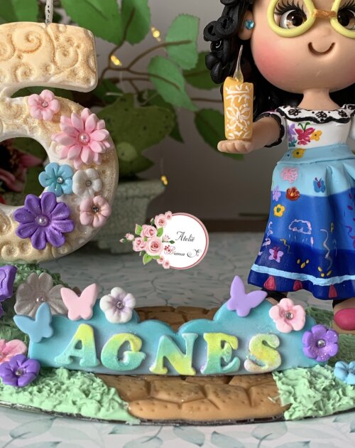 Topo de Bolo Mirabel Madrigal em Biscuit Encanto Personalizado