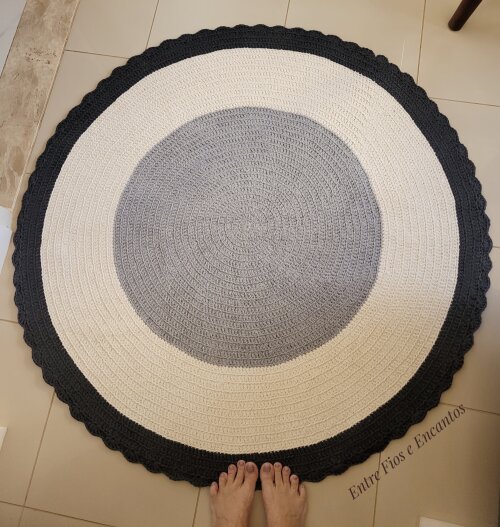 Tapete Redondo de Crochê PRONTA ENTREGA 1,20 m – Artesanal | Cinza, Off-white e Cinza Chumbo | Decoração Moderna