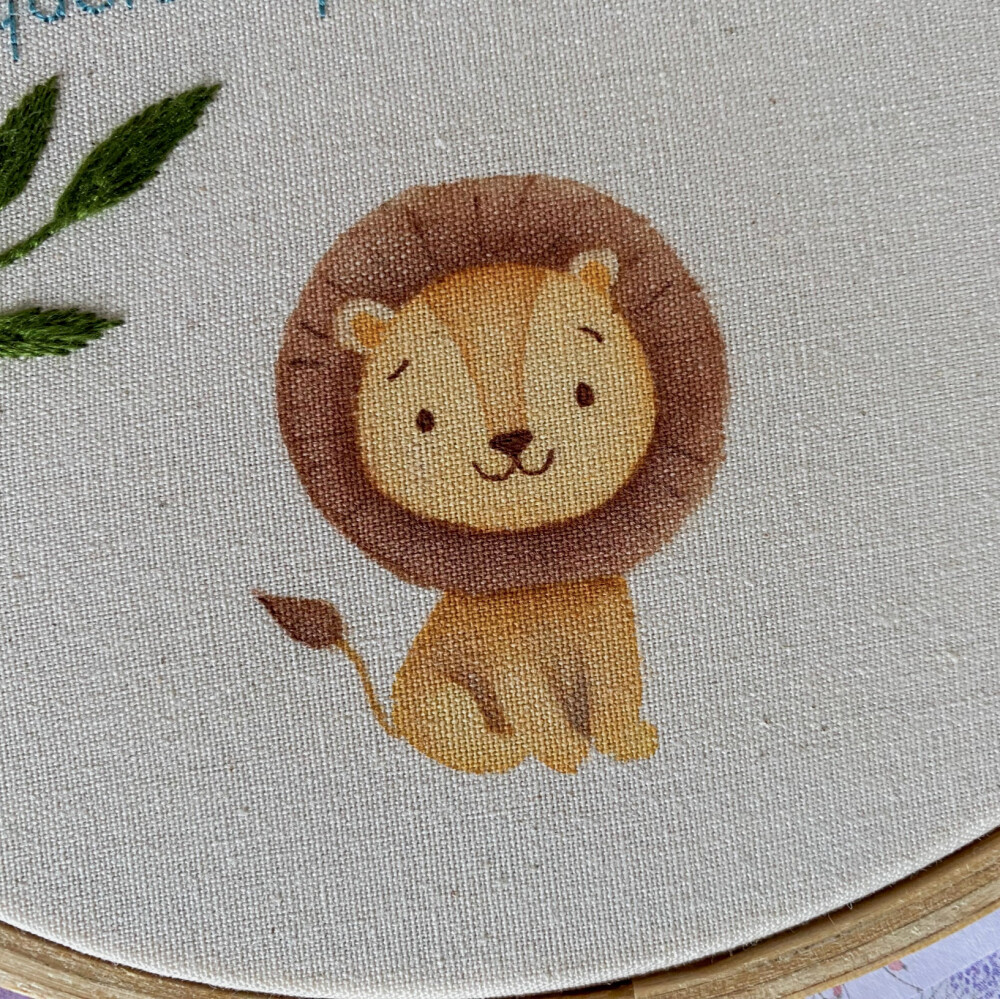Porta Maternidade Leão Menino Folhas Bordado e Aquarela