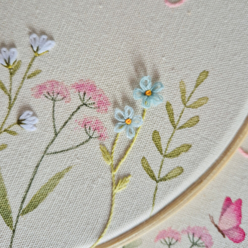 Kit 3 Quadros Decoração Menina Aquarela e Bordado à Mão