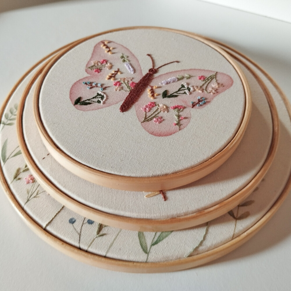 Kit 3 Quadros Decoração Menina Aquarela e Bordado à Mão