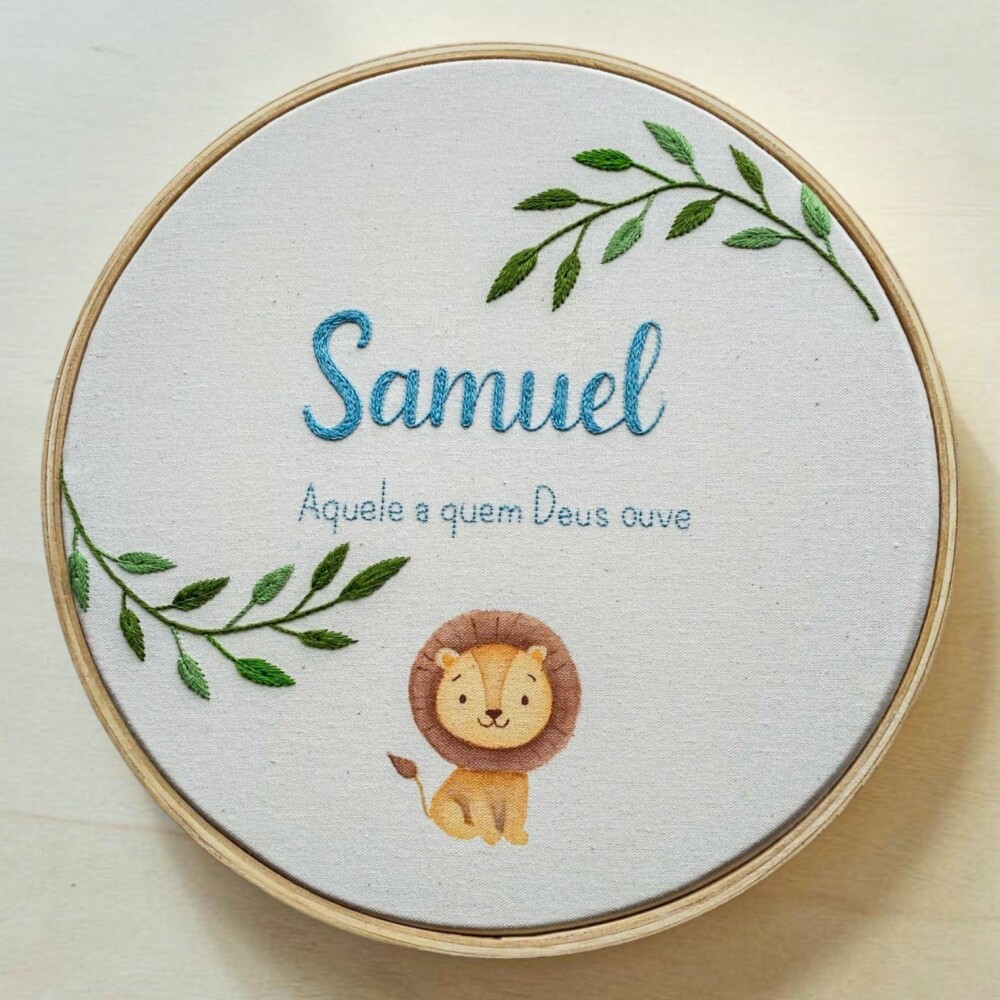 Porta Maternidade Menino Leão Bordado à Mão e Aquarela