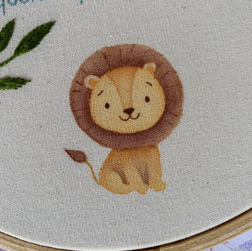 Porta Maternidade Leão Menino Folhas Bordado e Aquarela