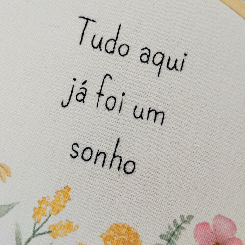 Quadro Bordado e Aquarela Frase Tudo Aqui Já Foi Um Sonho