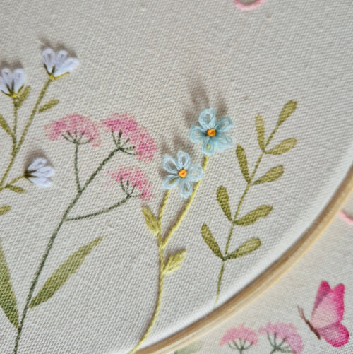 Kit 3 Quadros Decoração Menina Aquarela e Bordado à Mão