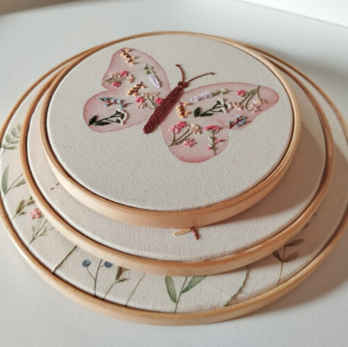 Kit 3 Quadros Decoração Menina Aquarela e Bordado à Mão