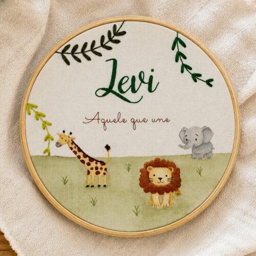Porta Maternidade Safari com Nome Personalizado em Aquarela e Bordado à Mão