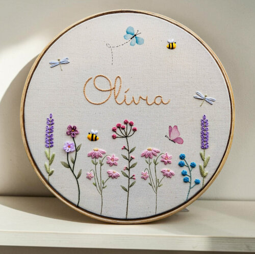 Porta Maternidade Menina Jardim Flores Aquarela e Bordado à Mão