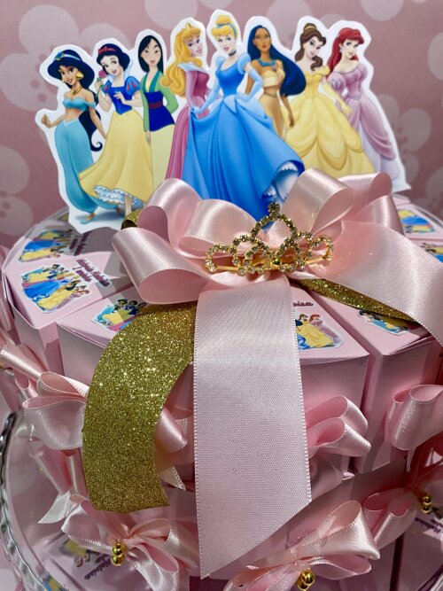 Bolo de caixas Princesas