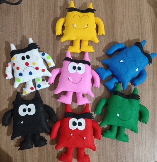 Kit 7 monstrinhos do humor em feltro 20cm