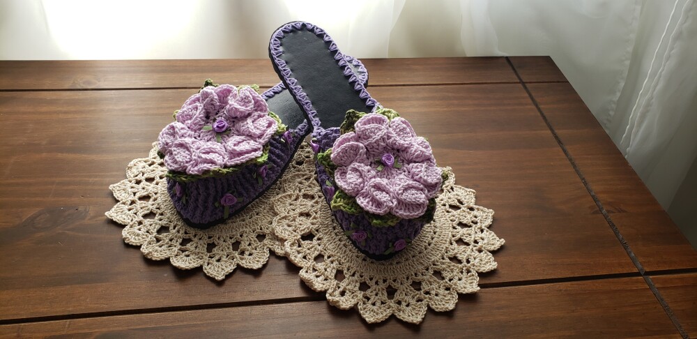 Chinelo de Quarto Crochê Flor Camélia Lilás (Numerações 34 e