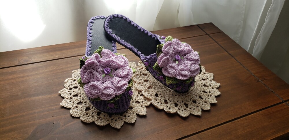 Chinelo de Quarto Flor Camélia Lilás (Numerações 36 e 37)
